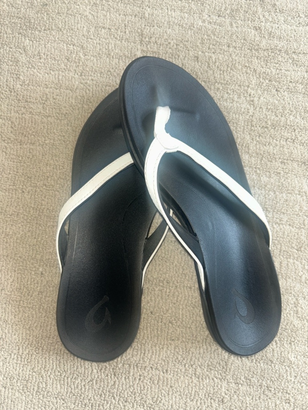 Olukai Ho‘opio Women’s Flip Flops – Black/White – Size 8